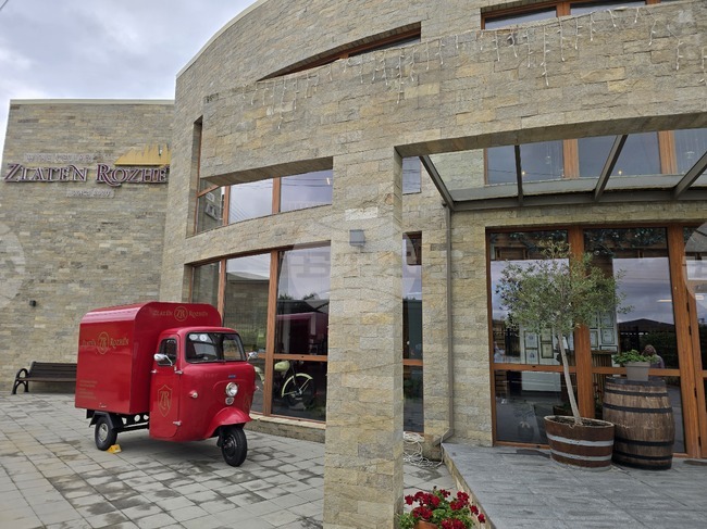 Празнично зарязване на лозята и дни на отворените врати във винарска изба „Златен Рожен“