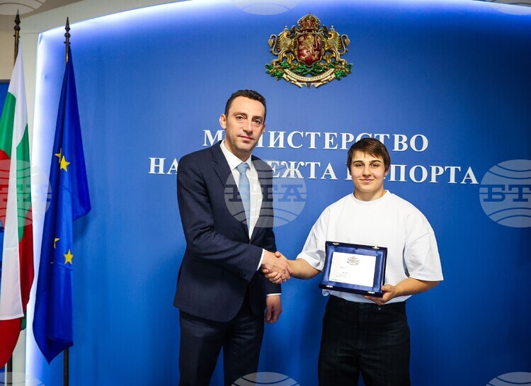 Sports Minister Peshev Recognizes Wrestler Yuliana Yaneva for World Championship Silver Medal