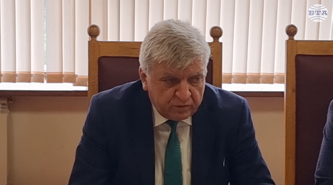 Най-дразнещият проблем за Велико Търново е замърсяването и миризмите, които идват от "Кроношпан", каза министър Манол Генов