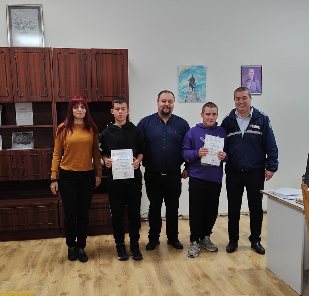 Две момчета от Исперих намериха загубено портмоне с лични документи и пари и го предадоха в полицията