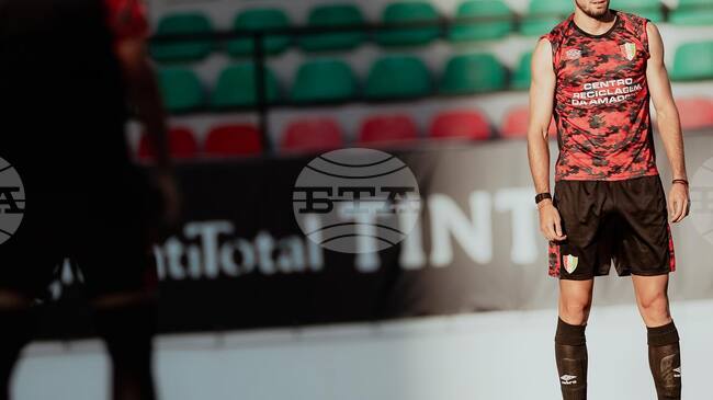 Българският национал Атанас Чернев беше сменен след 33 минути игра при тежко поражение на Ещрела Амадора от Спортинг (Лисабон)