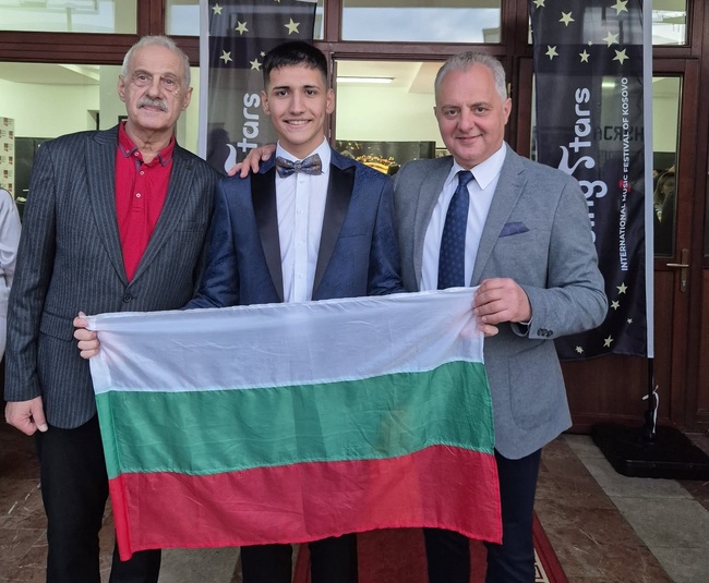 Българският ученик Алекс Карабоев взе участие в осмото издание на Международния фестивал „Изгряващи звезди“ в Джилян, Косово