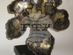 Статуетката „БГ модна икона“, която проф. Любомир Стойков ще връчи на Силви Вартан на 25 октомври 2025 в кино „Люмиер“. Пластиката е изработена от бижутера Анжело Красини. Снимка: Академия за мода