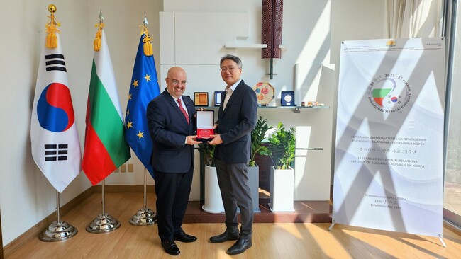 Бе Джонгин, зам.-министър на външните работи на Южна Корея и бивш посланик в България, получи почетен плакет в Българското посолство в Сеул