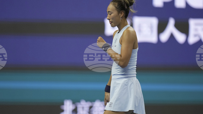 Олимпийската шампионка от Париж 2024 Цинвън Чжън (Китай) се завърна на корта с победа на турнира по тенис в Доха