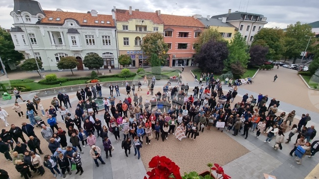 Жители на сливенския квартал "Речица" протестираха заради разкопани от години улици и заплашиха с блокада на пътища