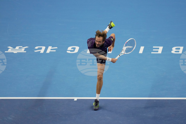 Даниил Медведев отстрани Александър Зверев на турнира по тенис за мъже в Пекин