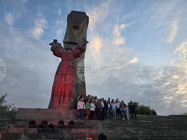 Паметникът „Майка България“ в Плевен тази вечер е осветен в червено в знак на подкрепа към кампанията за борба със сърдечно-съдовите заболявания