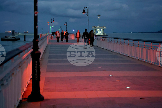 Мостът в Бургас бе осветен в червено по повод Световния ден на сърцето