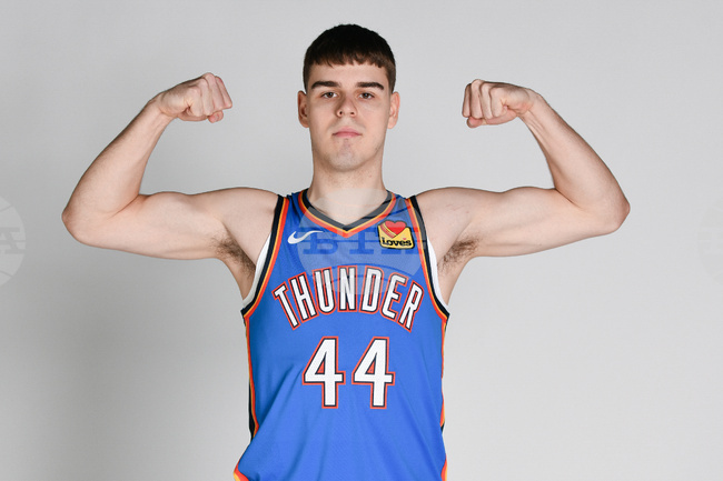 20-годишният баскетболист на Оклахома Сити Тъндър Никола Топич се завърна на терена след лечение на рак