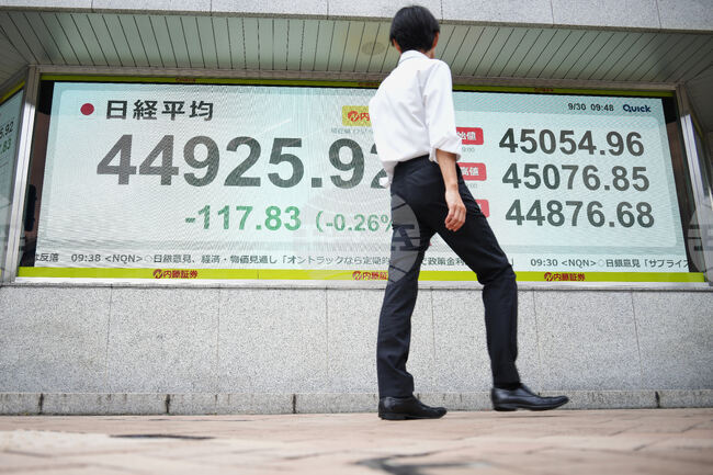 Азиатските акции се търгуваха разнопосочно на фона на опасенията за спиране на работата на правителството на САЩ