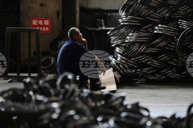 Фабричната активност в Китай се понижава шести пореден месец въпреки леко подобрение