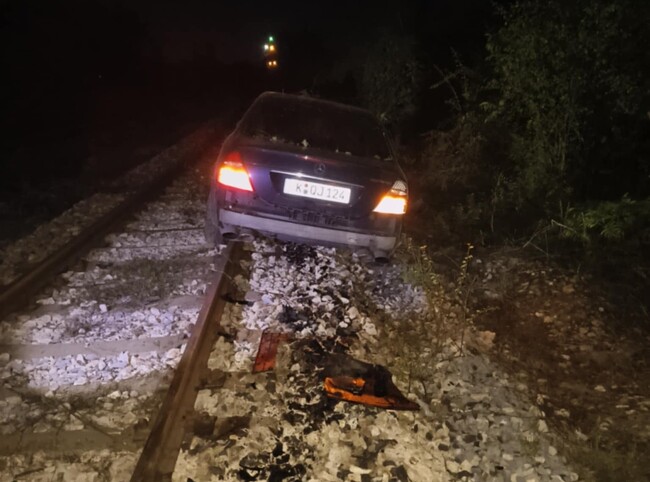 Изоставен на релсите автомобил е забавил движението на влака София - Силистра