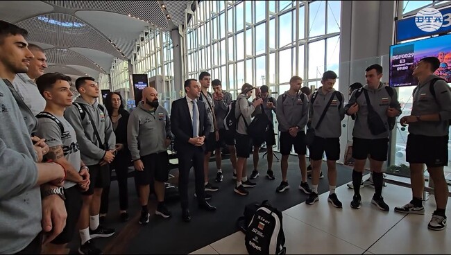 Министърът на младежта и спорта Иван Пешев посрещна националния отбор на България по волейбол на летището в Истанбул