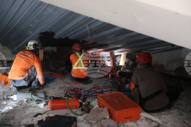 Трима души са загинали, а 38 са в неизвестност, след срутването на училище в Индонезия