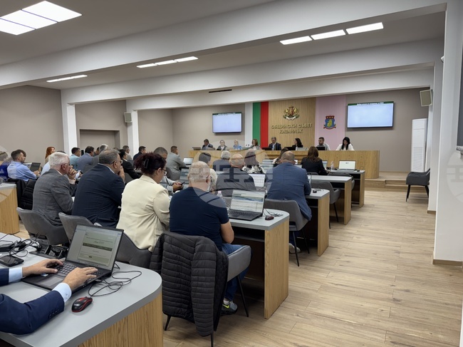 Общо 45 предложения приеха днес общинските съветници в Казанлък в рамките на две редовни заседания