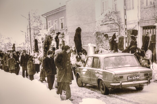 Община Банско: „По калдъръмените улици на времето“ – фотоизложба върна банскалии назад през годините