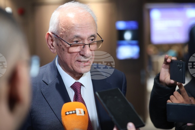 Решението е политическо и се взима на друго ниво, каза министърът на здравеопазването Силви Кирилов, запитан дали би останал на поста си в нов кабинет