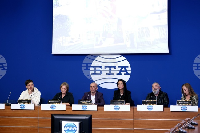 Аз съм търсач и в изложбата Over The Wall показвам надграждането на човешкото същество, каза Станислав Трифонов - Насимо