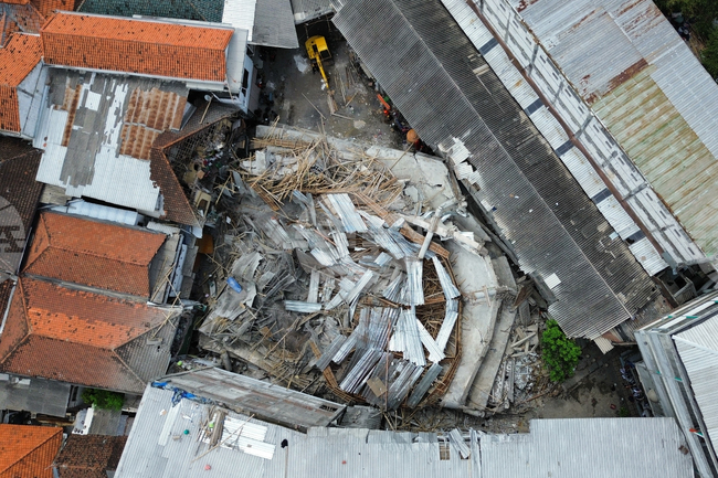 APTOPIX Indonesia School Collapse