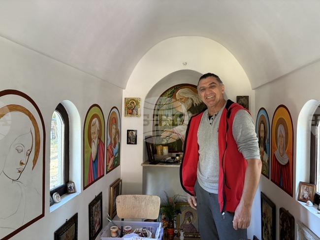 Самоковският художник Бойко Павлов изографиса параклиса „Св. Иван Рилски“ край града