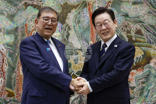 Напускащият поста японски премиер се срещна за последно с южнокорейския президент