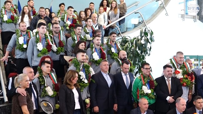 Волейболните национали на България се завърнаха у дома и бяха посрещнати с червен килим на летище "Васил Левски"