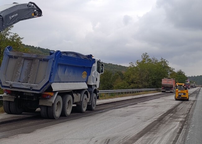 АПИ: В участъците с ремонт на АМ „Тракия“ и АМ „Хемус“ може да се шофира и в аварийната лента