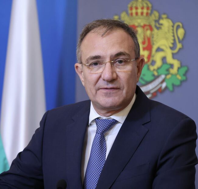 Министър Гуцанов: Вместо да внасяме кадри от чужбина, да работим за връщането на българите