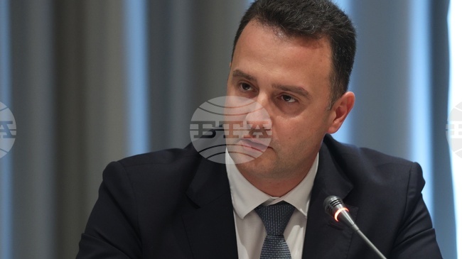 Количествата горива в страната са достатъчни, за да захранят гражданите и бизнеса за дълъг период от време, заяви министър Жечо Станков