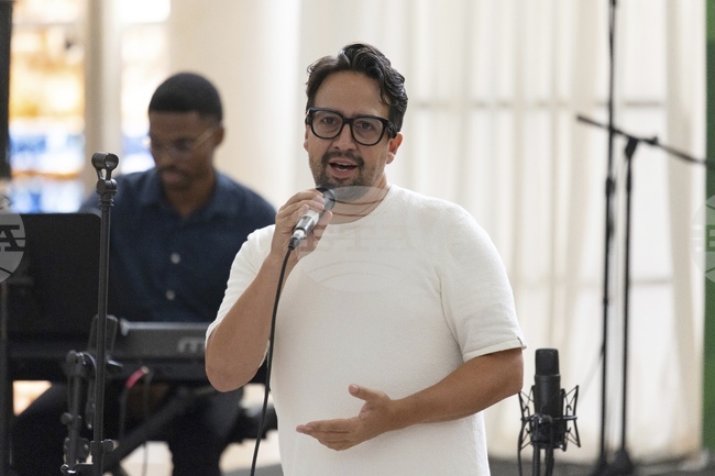 Режисьорът Лин-Мануел Миранда ще превърне мюзикъла „Октет“ във филм