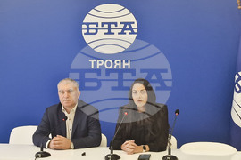 Национален пресклуб на БТА Троян - депутат от ПП "Възраждане" Ивелин Първанов - общински съветник от групата на ПП "Възраждане" Глория Данчева - пресконференция