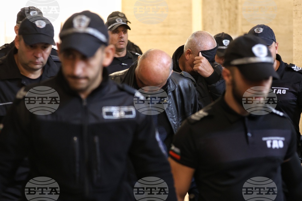 Съдът остави в ареста служителите на "Автомобилна администрация", поискали подкуп от превозващи техника за концерта на Роби Уилямс