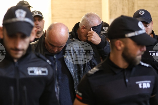 Съдът остави в ареста служителите на "Автомобилна администрация", поискали подкуп от превозващи техника за концерта на Роби Уилямс