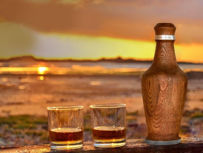 Майстор от Бяла изработва иновативни дъбови бутилки, които правят ракията "мека и пивка"
