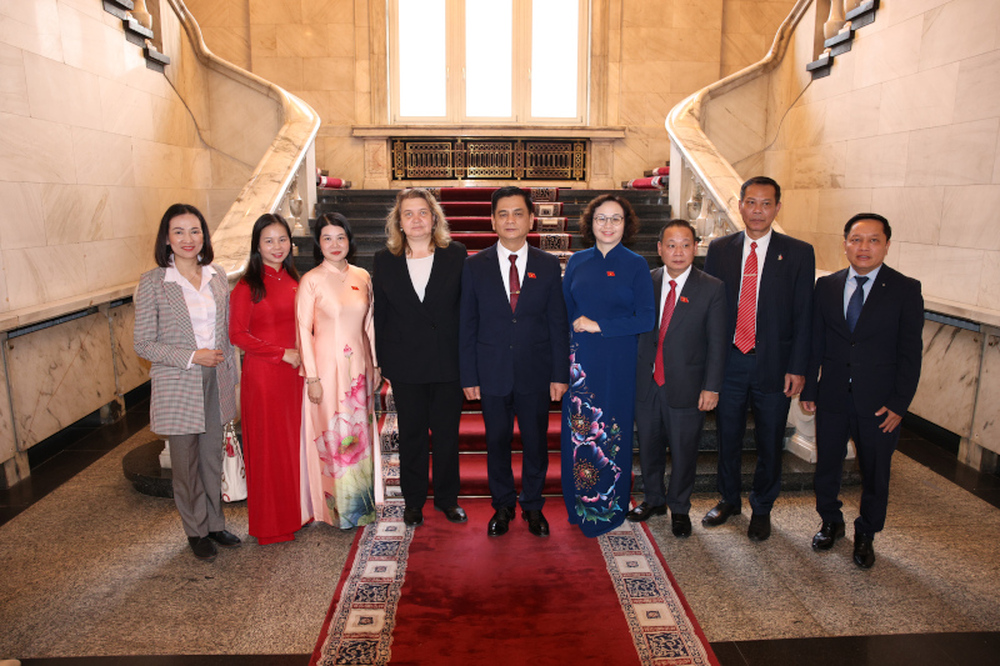 Наталия Киселова разговаря с представители на делегацията на Етническия съвет на Националното събрание на Социалистическа република Виетнам