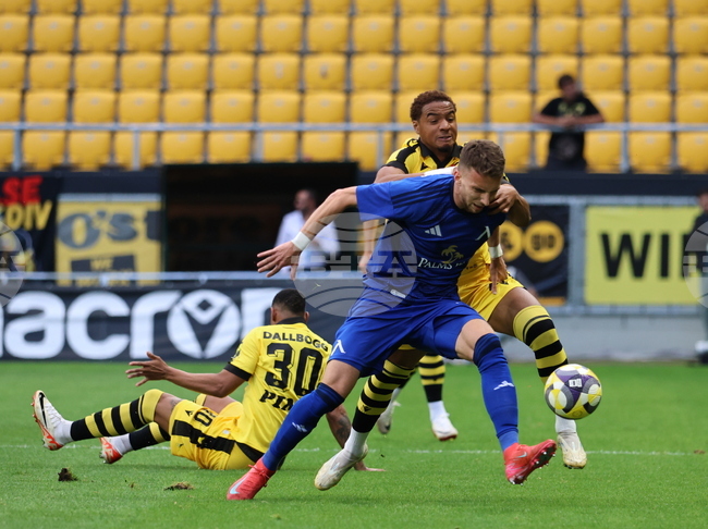 С гол на Мустафа Сангаре Левски победи Ботев (Пловдив) и отново е лидер в efbet Лига, "канарчетата" претърпяха пета поредна загуба у дома