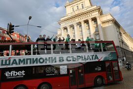 Национален отбор на България по волейбол - посрещане - парад - автобус
