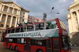 Национален отбор на България по волейбол - посрещане - парад - автобус