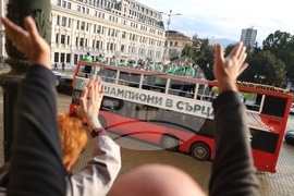 Национален отбор на България по волейбол - посрещане - парад - автобус