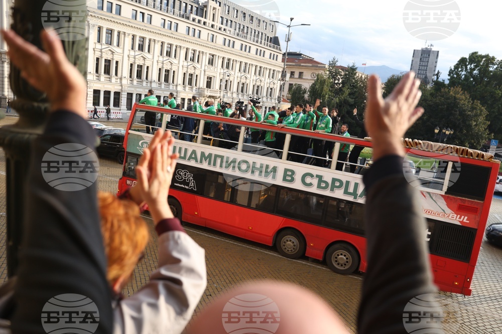 Национален отбор на България по волейбол - посрещане - парад - автобус