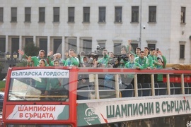 Национален отбор на България по волейбол - посрещане - парад - автобус