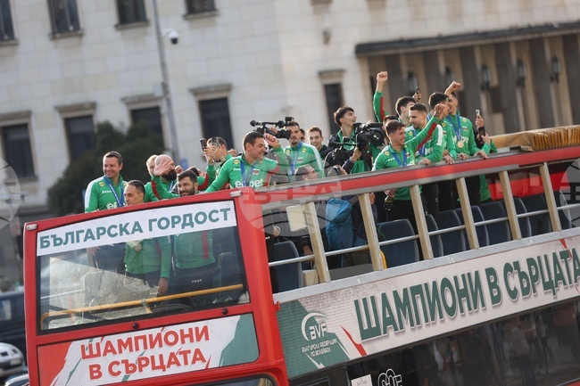 Започна парадът с българските волейболисти и световни вицешампиони 