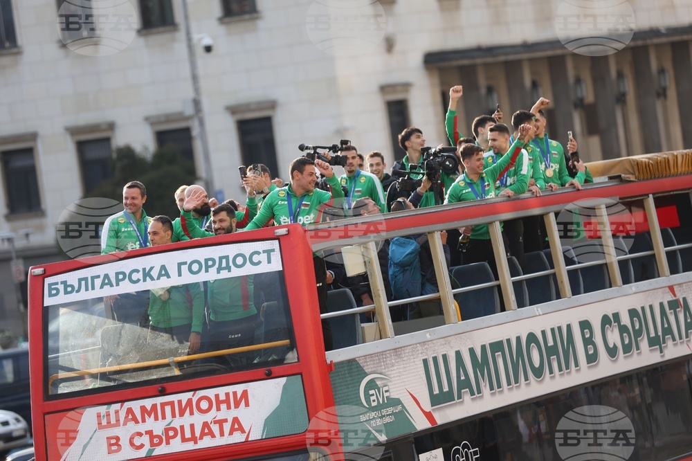Национален отбор на България по волейбол - посрещане - парад - автобус