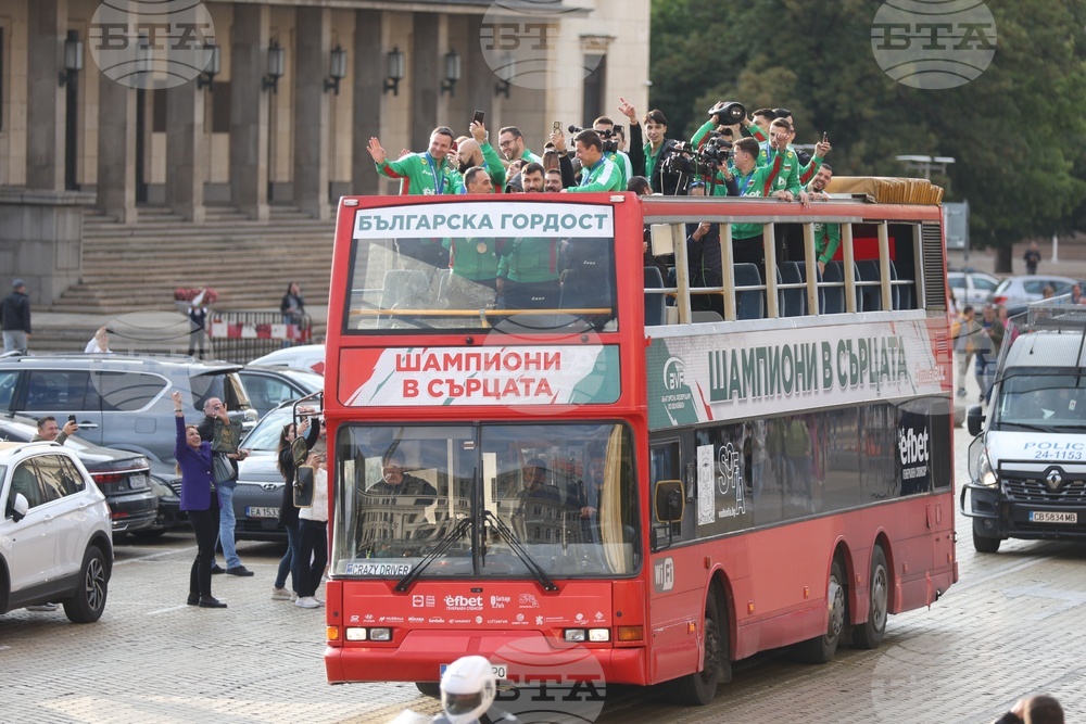 Национален отбор на България по волейбол - посрещане - парад - автобус