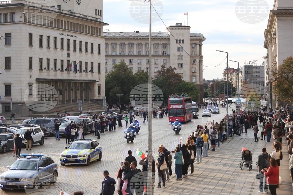 Национален отбор на България по волейбол - посрещане - парад - автобус