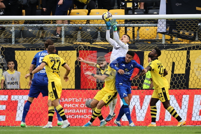 Левски (София) си върна 1-ото място в българското футболно първенство след успех над Ботев (Пловдив)