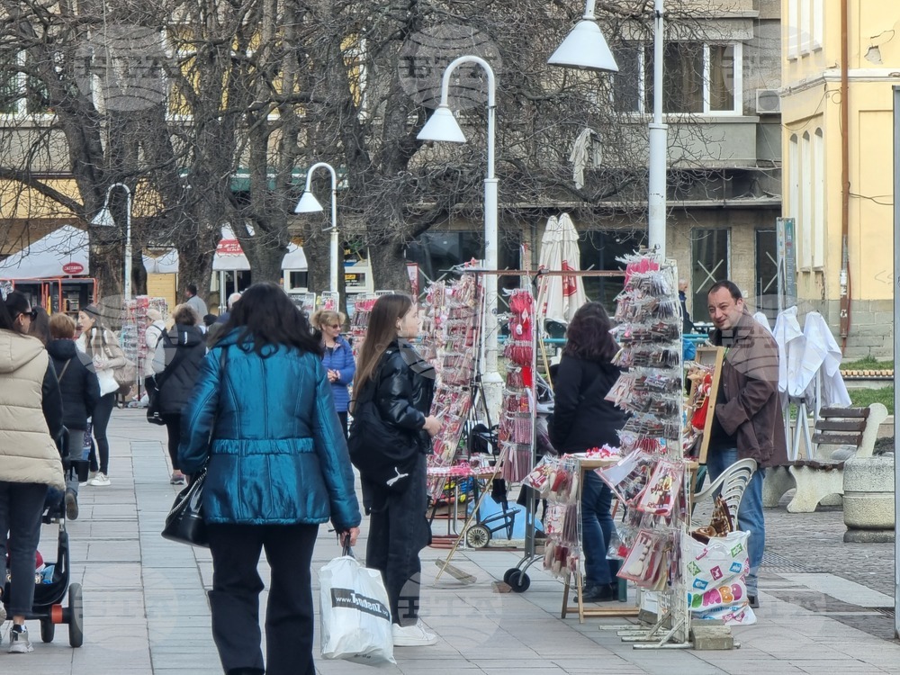Габровци предпочитат и традиционни, и модерни мартеници