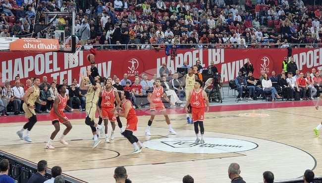 Апоел Тел Авив победи Барселона в исторически първи мач от баскетболната Евролига в България
