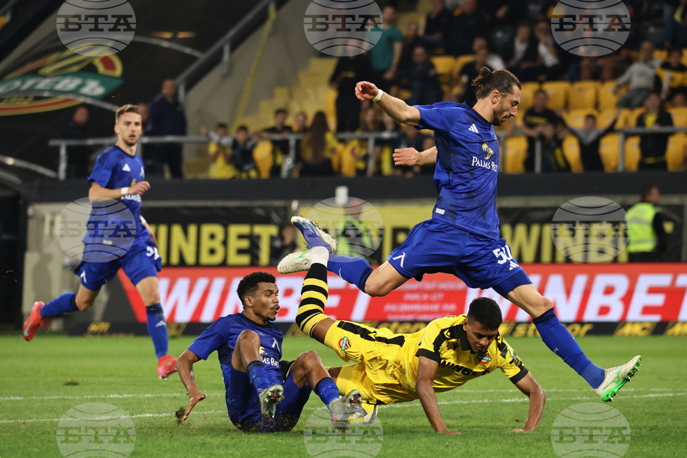 Хулио Веласкес определи група от 20 футболисти на Левски за домакинството срещу Берое